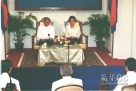 柬埔寨王国第一届立法会议。西哈努克国王在议会第一届立法会议上发言。他勉励议员们努力工作，把柬埔寨建成一个法治国家。 新华社记者晏明摄 （1997年5月23日留资） 