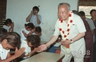 西哈努克看望孤儿。柬埔寨多年战乱，使不少孩子父母双亡，无家可归，他们在孤儿院里靠国际社会的援助和当地政府的微薄拨款学习、生活。1991年11月18日，西哈努克亲王和夫人到金边第一玫瑰孤儿院参观，并给孩子们带去救济物品。 西哈努克亲王到教室对孩子们表示慰问。 新华社记者李永宏摄 