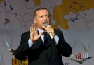 10月5日，土耳其总理埃尔多安在伊斯坦布尔出席集会时讲话。土耳其总理埃尔多安5日说，土耳其决不允许自己的尊严受到挑战，也决不会对任何挑战置之不理。这是自叙利亚境内发射的迫击炮弹3日落在土耳其境内爆炸造成5人丧生后，土耳其总理作出的措词严厉的表态。新华社记者马研摄 