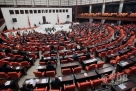 10月4日，在土耳其首都安卡拉，土耳其议会召开会议。土耳其议会4日通过一项动议，授权政府向外国派遣部队，以应对叙利亚危机对土耳其国家安全造成的威胁。新华社/法新  