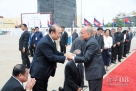 10月15日，在柬埔寨金边国际机场，柬埔寨国王诺罗敦·西哈莫尼（前右一）和中国驻柬埔寨大使潘广学（前左二）握手。新华社发（赵乙深摄）  
