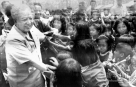 这是1990年3月5日，诺罗敦·西哈努克访问柬泰边境一个小村庄的资料照片。新华社发