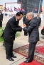 10月15日，在柬埔寨金边国际机场，柬埔寨国王诺罗敦·西哈莫尼（右）和首相洪森握手。新华社发（赵乙深摄）