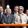 这是2009年10月1日，诺罗敦·西哈努克（左）与夫人莫尼列在北京参加中华人民共和国成立60周年大会的资料照片。新华社记者姚大伟摄