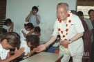 这是1991年11月18日，诺罗敦·西哈努克到金边第一玫瑰孤儿院参观的资料照片。新华社记者李永宏摄  