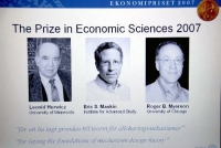 2007年诺贝尔经济学奖由三位美国经济学家共享,以表彰他们为机制设计理论奠定基础｡他们分别是明尼苏达大学的莱昂尼德•赫维奇(左)､芝加哥大学的埃里克•马斯金(中),以及美国普林斯顿高等研究中心的罗杰•迈尔森(右)｡