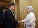 10月15日，国家副主席习近平在北京看望柬埔寨太后莫尼列，对柬埔寨太皇西哈努克逝世表示哀悼和慰问。新华社照片，北京，2012年10月15日 新华社记者兰红光摄 