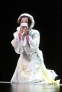 10月15日，在山东省烟台市保利大剧院，刘晓庆在表演话剧《风华绝代》。新华社发（申吉忠 摄）