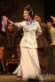 10月15日，在山东省烟台市保利大剧院，刘晓庆（前）在表演话剧《风华绝代》。新华社发（申吉忠 摄）