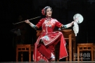 10月15日，在山东省烟台市保利大剧院，刘晓庆在表演话剧《风华绝代》。新华社发（申吉忠 摄）