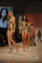 模特在里斯本时装周上展示设计师西亚·马里蒂马设计的泳装。新华社记者章亚东摄
