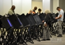 10月15日，在美国俄亥俄州哥伦布市的一处总统大选提前投票站，几名选民正在投票。新华社/法新