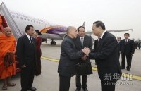 10月15日，柬埔寨国王西哈莫尼、首相洪森乘专机抵达北京，迎接柬埔寨太皇西哈努克灵柩返回柬埔寨，外交部长杨洁篪前往机场迎接。新华社记者丁林摄