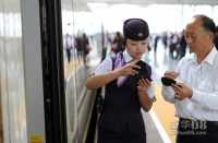 10月16日，服务员在合肥火车站为即将登上合肥至北京南G262次列车的旅客服务。新华社记者刘军喜摄 