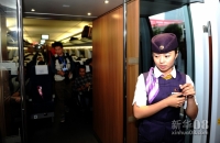 10月16日，服务员在合肥至北京南G262次列车上服务。新华社记者刘军喜摄 