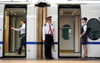 10月16日，工作人员在合肥火车站等待即将登上合肥至北京南G262次列车的旅客。新华社记者刘军喜摄 
