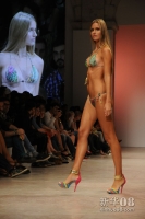 模特在里斯本时装周上展示设计师西亚·马里蒂马设计的泳装。新华社记者章亚东摄