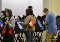 10月15日，在美国俄亥俄州哥伦布市的一处总统大选提前投票站，几名选民正在投票。新华社/法新