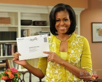 这张美国总统奥巴马竞选阵营10月15日提供的照片显示，美国第一夫人米歇尔·奥巴马展示自己的邮寄选票。新华社/法新