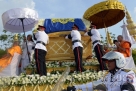  10月17日，人们护卫柬埔寨太皇西哈努克灵柩在柬埔寨首都金边行进。当日，柬埔寨太皇西哈努克的灵柩运抵金边。新华社照片，法新，2012年10月17日 新华社/法新 