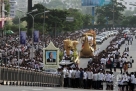 10月17日，在柬埔寨首都金边，民众目送柬埔寨太皇西哈努克的灵柩从机场前往王宫。当日，柬埔寨太皇西哈努克的灵柩从北京运抵金边。新华社照片，金边，2012年10月17日 