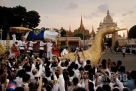 10月17日，在柬埔寨首都金边，柬埔寨太皇西哈努克灵柩在护卫下行至皇宫。当日，柬埔寨太皇西哈努克的灵柩运抵金边。新华社照片，法新，2012年10月17日 新华社/法新 
