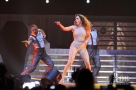 10月16日，美国女歌手詹妮弗·洛佩兹（Jennifer Lopez）演唱会在巴黎的贝西体育馆举行。新华社/西霸
