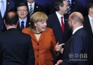 10月18日，在比利时首都布鲁塞尔，德国总理默克尔（前排中）与欧洲议会议长舒尔茨（前排右）在欧盟峰会领导人合影时交谈。新华社照片，布鲁塞尔，2012年10月18日 新华社记者叶平凡摄