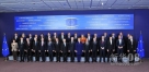 10月18日，在比利时首都布鲁塞尔，德国总理默克尔（后排左四）与欧盟委员会主席巴罗佐（前排右二）在欧盟峰会领导人合影时相视而笑。新华社照片，布鲁塞尔，2012年10月18日 新华社记者叶平凡摄 