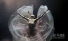 10月18日，杨丽萍在大型舞剧《孔雀》中表演。新华社发（王晓明 摄）  