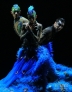 10月18日，杨丽萍（中）在大型舞剧《孔雀》中表演。新华社发（王晓明 摄）  