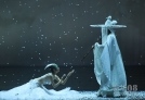 10月18日，杨丽萍（左）在大型舞剧《孔雀》中表演。新华社发（王晓明 摄）  