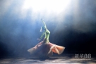 10月18日，杨丽萍在大型舞剧《孔雀》中表演。 新华社发（王晓明 摄）  