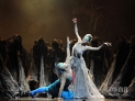 10月18日，杨丽萍（右）在大型舞剧《孔雀》中表演。 新华社发（王晓明 摄）  
