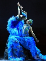 10月18日，杨丽萍（左）在大型舞剧《孔雀》中表演。新华社发（王晓明 摄）  