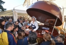 10月20日，在意大利中部山城佩鲁贾，游客围聚在一家巧克力饮品店旁。新华社记者王庆钦摄 