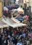 10月21日，在意大利中部山城佩鲁贾，众多游客在市中心的瓦努奇大街参加“欧洲巧克力节”。新华社记者王庆钦摄 