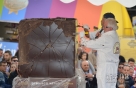 10月21日，在意大利中部山城佩鲁贾，巧克力技师在市中心广场现场制作巨型“佩鲁吉纳”黑巧克力雕塑。新华社记者王庆钦摄 