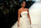 10月21日，模特在展示意大利澳利莎（AOLISHA）婚纱。 新华社发（庄毅 摄）