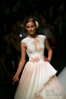 10月21日，模特在展示意大利澳利莎（AOLISHA）婚纱。 新华社发（庄毅 摄）  