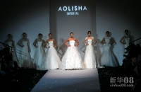 10月21日，模特在展示意大利澳利莎（AOLISHA）婚纱。 新华社发（庄毅 摄）