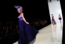 10月22日，模特在俄罗斯莫斯科展示新秀服装设计师作品。新华社记者姜克红摄  