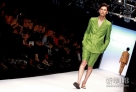 10月22日，在韩国首尔举行的首尔2013春夏时装周上，模特展示设计师Kim Seo-Ryong的作品。新华社/EPA欧新