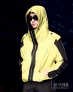 10月22日，在韩国首尔举行的首尔2013春夏时装周上，模特展示设计师崔哲勇的作品。新华社/EPA欧新