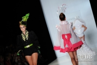 10月22日，模特在俄罗斯莫斯科展示新秀服装设计师作品。新华社记者姜克红摄  
