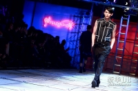 10月22日，在韩国首尔举行的首尔2013春夏时装周上，模特展示设计师Juyoung的作品。新华社/EPA欧新