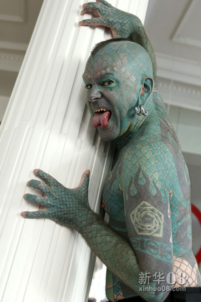 美国变脸怪人 蜥蜴人 现身西班牙 高清组图 新华08