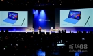 10月23日，微软全球Windows与Windows Live事业部总裁史蒂夫·西诺夫斯基在展示会现场展示平板电脑Surface。新华社发