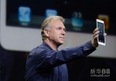 10月23日，苹果公司全球市场营销高级副总裁菲尔·席勒在美国圣何塞举行的新品发布会上介绍iPad mini。新华社发