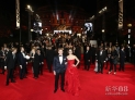 10月23日，演员丹尼尔·克雷格（前左）和贝纳妮丝·马尔洛（前右）在英国伦敦出席“007”新片《天幕坠落》全球首映式。新华社/路透 